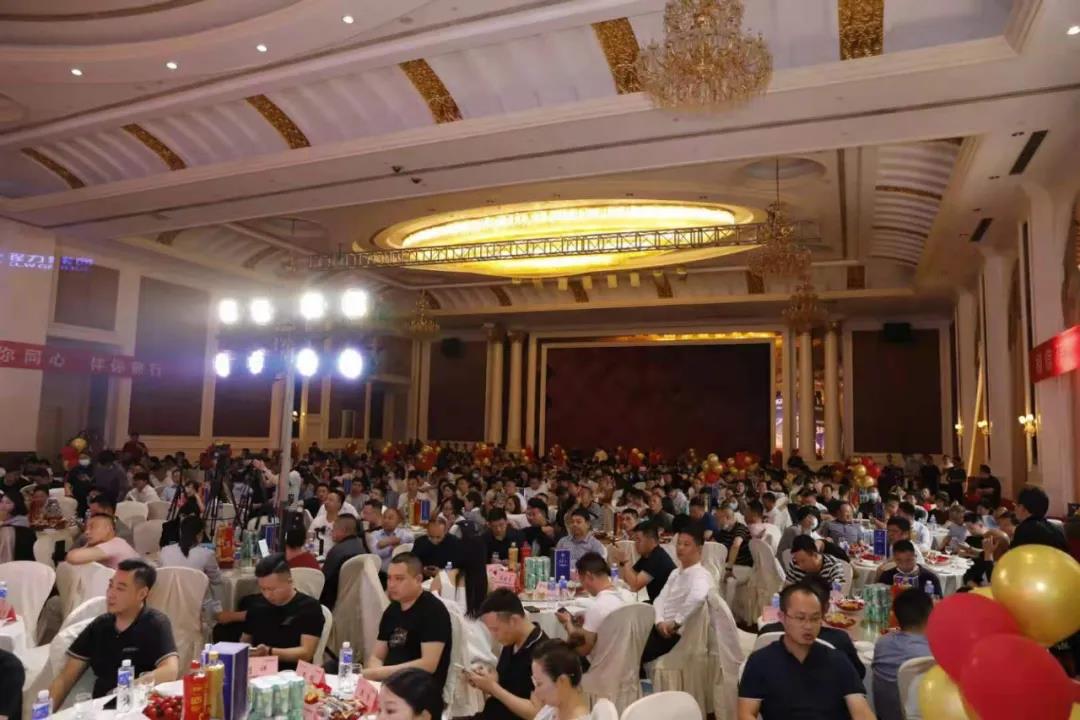 社會(huì)各界嘉賓與銷售經(jīng)理、新聞媒體及網(wǎng)紅代表600余人，盛況空前引人注目